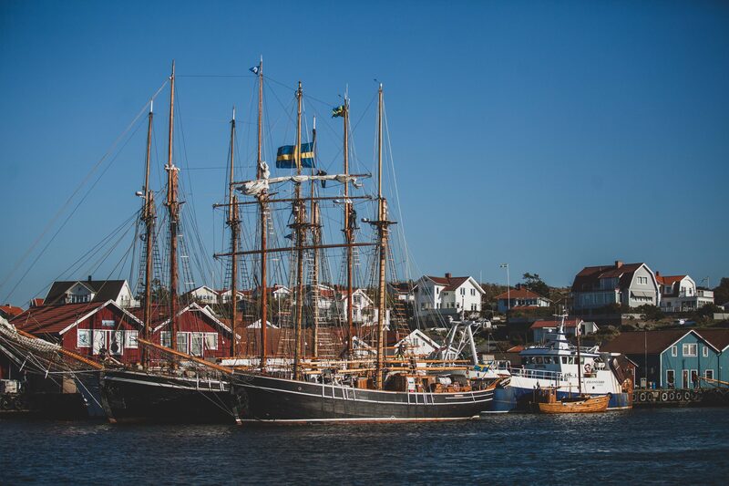 Segelfartyg med höga master i hamnen