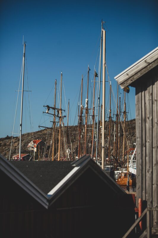 Master och sjöbodar i hamnen