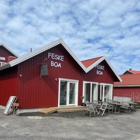 Feskeboa — röd träbyggnad med uteservering