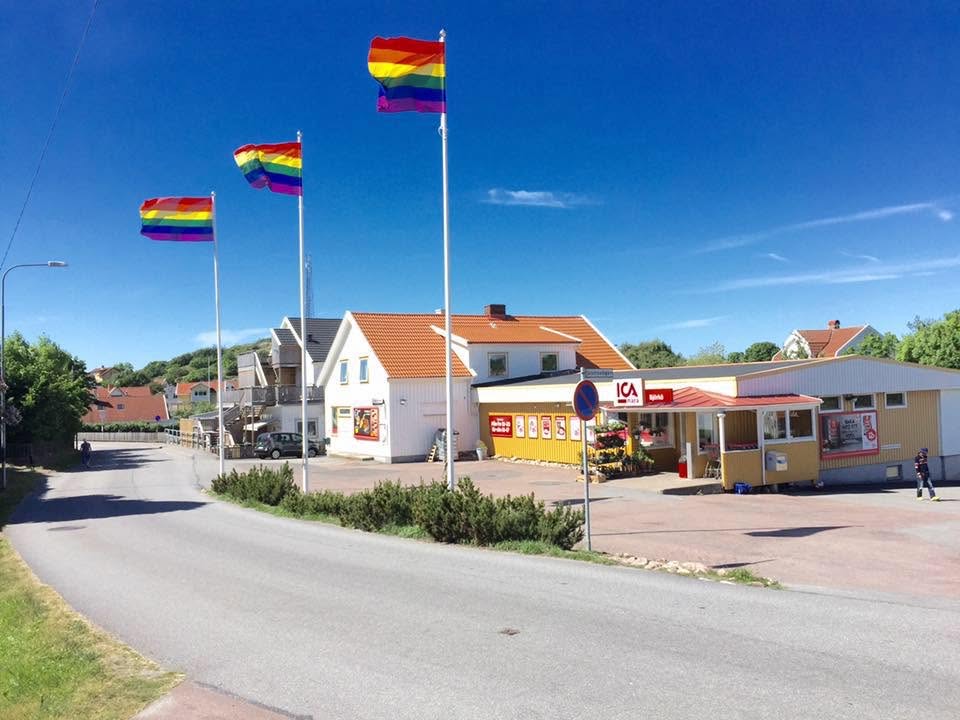 ICA Nära Björkö med vajande flaggor