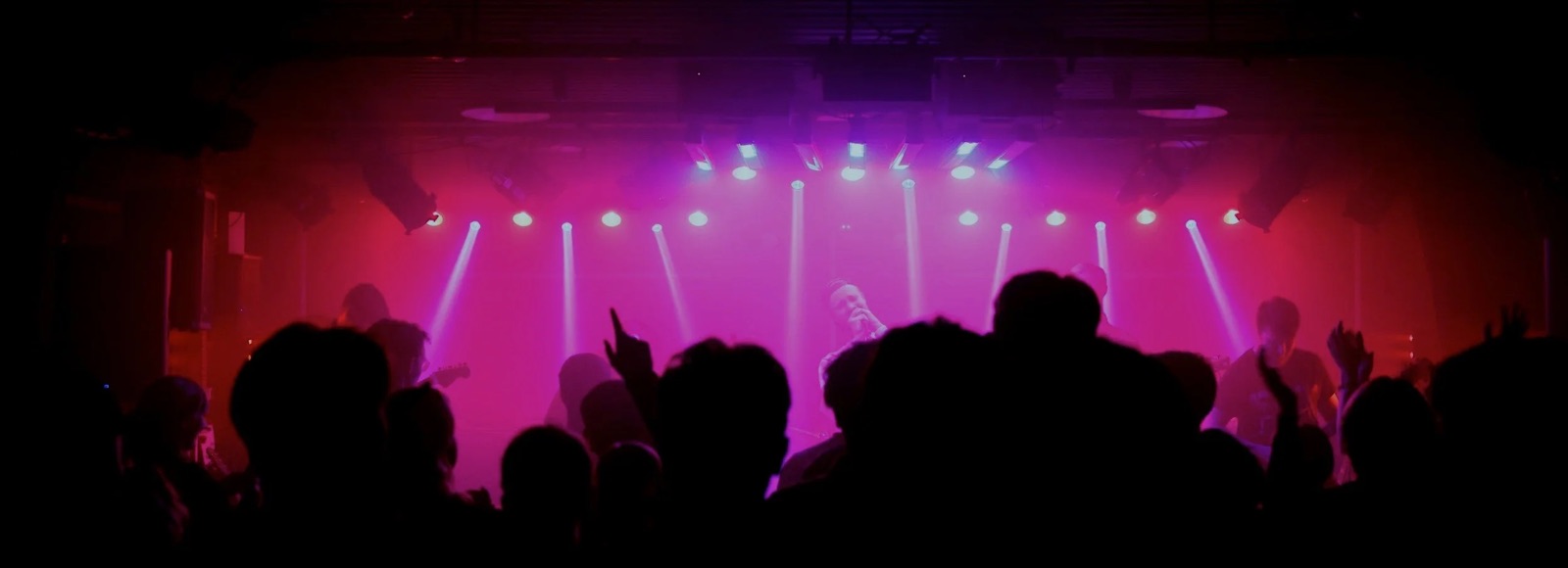 Livekonsert på Klubben i rosa scenljus med publik