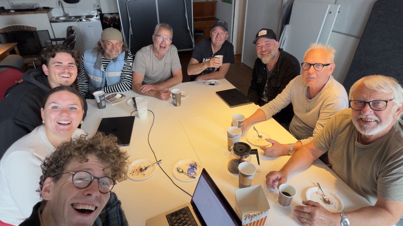 BMS programgrupp samlad runt fikabordet