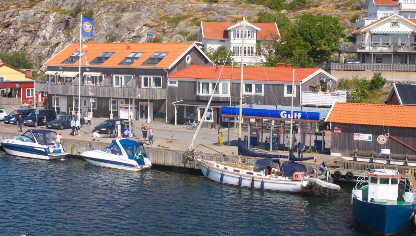Skeppshandeln vid hamnen med båtar vid kajen